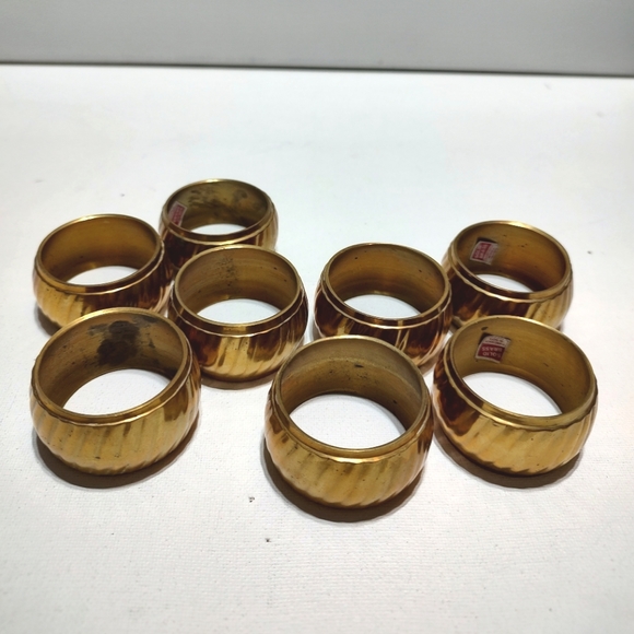 Brass ribbed napkin rings - Picture 3 of 10